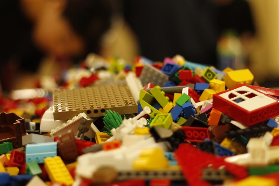 Leg med LEGO på biblioteket